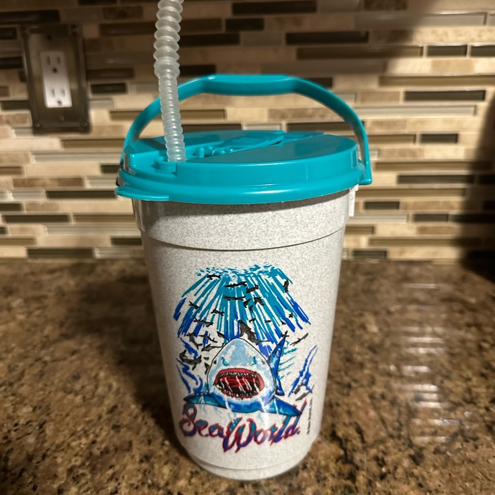 SeaWorld Vintage Shark Design Tumbler/bucket with Straw and handle
